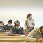 Una profesora vigila un examen en las instalaciones de la Universidad de Valladolid.- ICAL