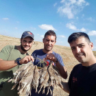 Tres cazadores  con una buena percha en Fuente Andrinos (Palencia). LEONARDO DE LA FUENTE