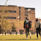 Tres estudiantes pasean por uno de los campus de la Universidad de Salamanca. - E. M.