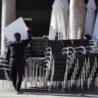 Un camarero apila las mesas de uno de los bares de la Plaza Mayor de Valladolid. MIGUEL ÁNGEL SANTOS