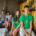 Iris y Eros Ubierna, participantes en el campamento que organiza AECC, junto a sus padres, Roberto Ubierna y Eva Sebastian