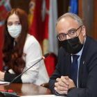 El alcalde de Ponferrada, Olegario Ramón, y la concejala de Bienestar Social, Infancia e Igualdad, Lorena González, en una rueda de prensa.- ICAL