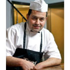 Juan Carlos Lavilla lleva ya 15 años de innovación con los ingredientes de su pastelería.- V. G.