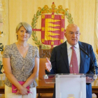 Jesús Julio Carnero, alcalde de Valladolid, se reúne con la directora general de OUIGO, Hélène Velenzuela.- ICAL