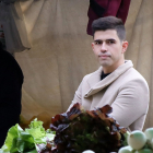 El cocinero leonés Sergio Alfaro, en el mercado de la Plaza Mayor de León. -ICAL