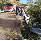 Agentes auxilian a los ocupantes de un vehículo que tuvo una salida de la vía y se quedó suspendido de un puente en Cervera. - GUARDIA CIVIL DE PALENCIA