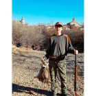 Un joven cazador de 16 años muestra el resultado de una mañana de caza. | E.M.