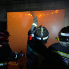 Los bomberos intervienen en un incendio en una vivienda abandonada. - ICAL