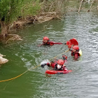 Momento en el que los bomberos proceden al rescate del cadáver en el río Torío.- ICAL