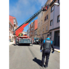 Numerosos efectivos intervienen en el incendio de una vivienda en el barrio de la Sal en San Andrés del Rabanedo (León) / ICAL