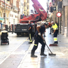 Los bomberos de León intervienen tras la caída de cascotes de un inmueble de la calle Ancha.- ICAL.