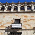 Pancarta instalada en el Palacio de los Guzmanes contra la violencia de género. | ICAL