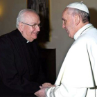 Fernando Vérgez saluda al Papa Francisco.- ICAL