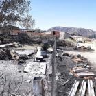 El incendio de Navalacruz causó enormes daños materiales a los habitantes de la zona. En la imagen, una ganadería calcinada en la localidad de Sotalbo. ICAL