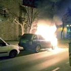 Incendio de tres vehículos en la zona alta de Ponferrada (León).- ICAL