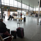 Pasajeros en el aeropuerto de Villanubla en Valladolid. - ICAL