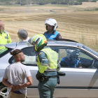Detenido el conductor de una vehículopor conducción temeraria
Agentes de la Guardia Civil de Palencia, en colaboración con la poilcía local, detienen al conductor de un vehículo a la entrada de la ciudad por un supuesto delito de conducción temeraria en la A-67.- ICAL.