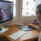 Efectos del coronavirus en Ávila. Una niña de primaria asiste a la clase online, conectada desde casa con su profesor y compañeros de clase. - ICAL.