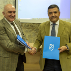 El consejero de la Presidencia, Jesús Julio Carnero, firma el convenio con la Diputación Provincial de Ávila para su adhesión al Plan de Expansión Rural del 012.- ICAL.