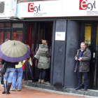 Varias personas hacen cola ante las oficinas del ECYL en la Comunidad. ICAL