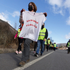 Primera etapa de la marcha en defensa de la sanidad pública Laciana-Bierzo (Villablino-Ponferrada). -ICAL