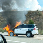 Vehículo en llamas de la Guardia Civil de Tráfico. HDS