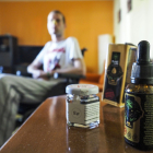 El joven vallisoletano Rubén, con un aceite de cannabis que toma para paliar los dolores que le provoca la Esclerosis Lateral Amiotrófica que padece. MIGUEL ÁNGEL SANTOS (PHOTOGENIC)