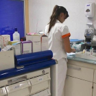 Una enfermera, durante su jornada laboral en un hospital de Castilla y León.- E.M.