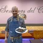 El cocinero Nano Catalina, posa en el interior de uno de los comedores del restaurante Senderos del Cid.  /