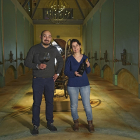 Roberto Castaño, director del museo, y María Menéndez enóloga de la bodega Pagos del Rey, en el interior del museo del vino moralino.