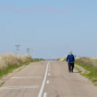Una persona mayor pasea por una zona rural de Castilla y León.- ICAL