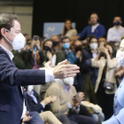Alfonso Fernández Mañueco se abraza con Isabel Díaz Ayuso en un acto de campaña electoral.- ICAL