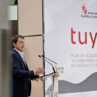 El presidente de la Junta de Castilla y León, Alfonso Fernández Mañueco, durante la presentación del nuevo Plan de Vivienda Joven 'Tuya'. ICAL