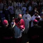 El Obispo electo de la Diócesis de Astorga, Jesús Fernández González, acompañado del nuncio, Bernardito Auza | ICAL