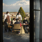 Los comensales disfrutan de unas vistas espectaculares desde la terraza del restaurante.  | ENRIQUE CARRASCAL