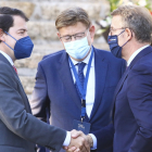 Mañueco estrecha su mano con Feijóo ante la mirada de Ximo Puig. - ICAL