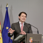 El presidente de la Junta de Castilla y León, Alfonso Fernández Mañueco, informa en rueda de prensa.- ICAL