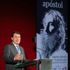 El presidente de la Junta de Castilla y León, Alfonso Fernández Mañueco, inaugura la exposición de retratos 'Apóstol', de Ángel Luis Iglesias.- ICAL