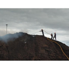 Incendio en las pilas de biomasa acumuladas frente a la central de la empresa Forestalia en el municipio berciano de Cubillos del Sil. - ICAL