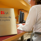 Una mujer en una oficina del Ecyl en Valladolid.- PHOTOGENIC