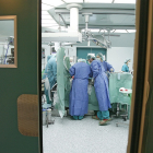 Personal sanitario durante una intervención quirúrgica en el hospital Clínico de Valladolid. / ICAL