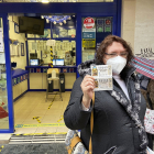Los más rezagados ultiman la compra de sus décimos para el sorteo del 22 de diciembre, esta mujer lo hace en la administración de lotería de la calle Mantería, en el centro de Valladolid. - J.M. LOSTAU