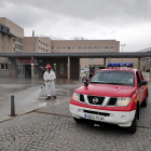 Bomberos voluntarios de Segovia desinfectan la ciiudad.- ICAL
