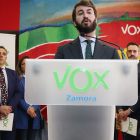 El vicepresidente de la Junta, Juan García-Gallardo, en la sede de VOX de Zamora.- ICAL