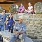 José Manuel, Liliana y Manolo posan con una copa de vino junto a Vero y Lola en Formariz de Sayago.