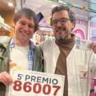 Raúl Fuente, con el comprador de décimo.-DIARIO DE LEÓN