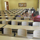 Alumnas en un aula casi vacía de la Universidad de Valladolid. MONTSE ÁLVAREZ
