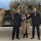 El alcalde de Frómista, Fernando Díaz; la presidenta de la CHD, María Jesús Lafuente; y el presidente de la Fundación Iberdrola España, Fernando García, posan junto a la esclusa del Canal de Castilla. ICAL