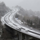 Varios vehículos circulando por vías nevadas. EUROPA PRESS