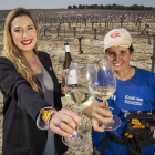 Ana del Fraile y y Rosa Padrones Nieto, directora de la bodega y viticultora.  / MIGUEL ÁNGEL SANTOS